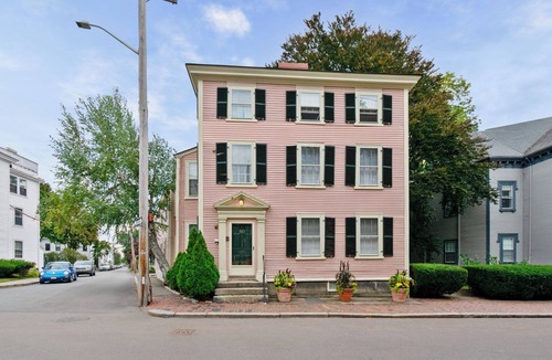 Salem Apartment | 1BR on Salem Common l Steps to Witch Museum and Downtown l Fenced in Yard