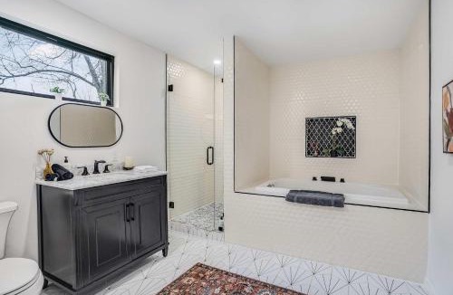 Montopolis House | 1BR Retreat - Private Patio and Huge Soaking Tub