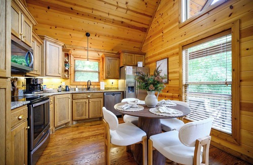 Hochatown Cabin | 1BR Romantic Retreat with Hot Tub and Clawfoot Tub