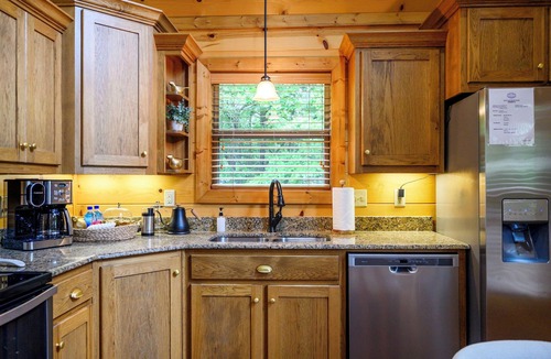 Hochatown Cabin | 1BR Romantic Retreat with Hot Tub and Clawfoot Tub