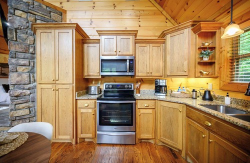 Hochatown Cabin | 1BR Romantic Retreat with Hot Tub and Clawfoot Tub