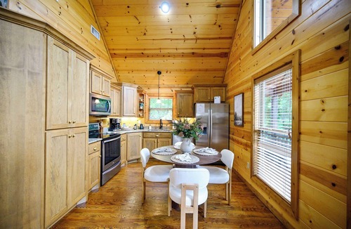 Hochatown Cabin | 1BR Romantic Retreat with Hot Tub and Clawfoot Tub