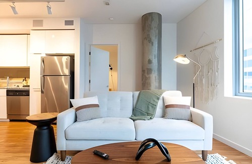 West Bellevue Bed & Breakfast | 1BR | Rooftop, Gym, Pool | Bellevue | Sophari A