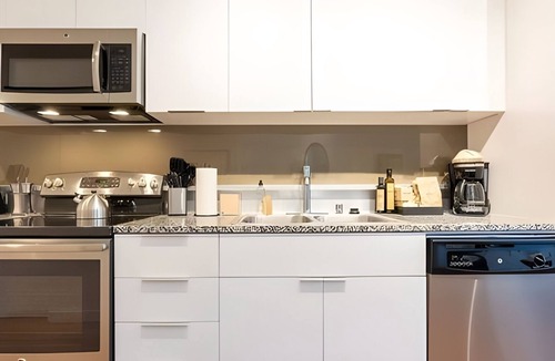 West Bellevue Bed & Breakfast | 1BR | Rooftop, Gym, Pool | Bellevue | Sophari A