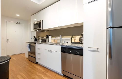 West Bellevue Bed & Breakfast | 1BR | Rooftop, Gym, Pool | Bellevue | Sophari A