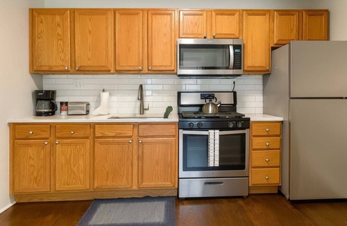 Ravenswood Manor Apartment | 1BR Serene and Cozy Chicago Apt!
