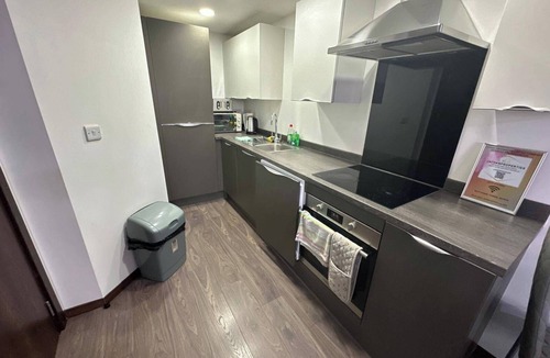 Bloxwich Apartment | 1BR-Sleeps4-Parking-ClosetoCentre