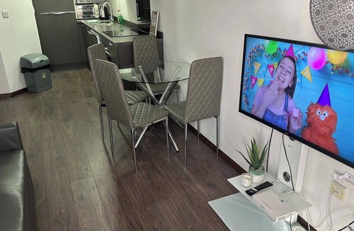 Bloxwich Apartment | 1BR-Sleeps4-Parking-ClosetoCentre