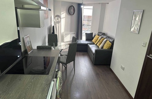 Bloxwich Apartment | 1BR-Sleeps4-Parking-ClosetoCentre