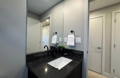Southeast Calgary Apartment | 1BR Suite with Patio, Full Kitchen & Free Parking