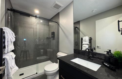 Southeast Calgary Apartment | 1BR Suite with Patio, Full Kitchen & Free Parking