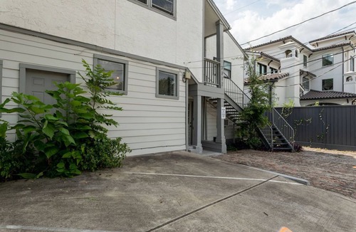 Greenway Plaza-Upper Kirby Apartment | 1BR The Queen's Gambit! Galleria, Medical Center