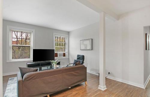 Hyde Park Apartment | 1BR Tranquil Hyde Park Apartment - Harper 202 & 402 rep