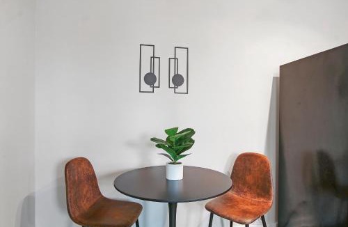 Hyde Park Apartment | 1BR Tranquil Hyde Park Apartment - Harper 202 & 402 rep