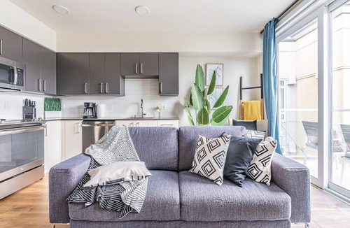 West Bellevue Bed & Breakfast | 1BR | Views, Rooftop, Gym | Sophari B | Bellevue