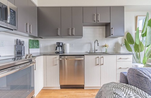 West Bellevue Bed & Breakfast | 1BR | Views, Rooftop, Gym | Sophari B | Bellevue