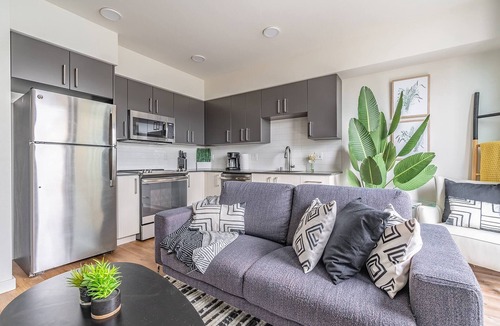 West Bellevue Bed & Breakfast | 1BR | Views, Rooftop, Gym | Sophari B | Bellevue