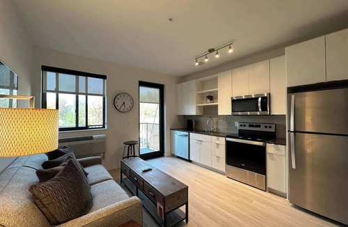 Hiawatha Apartment | 1BR with Balcony Near Light Rail, Hospitals, 04