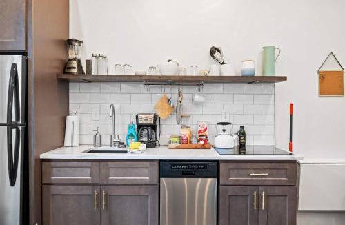 Licking Riverside Apartment | 1BR with Kitchen & Free Parking - Walk Everywhere