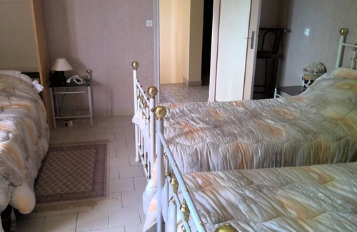 Lussac-les-Chateaux House | 1er Etage Complet D'une Vaste Demeure ,terrain 2Ha Arboré