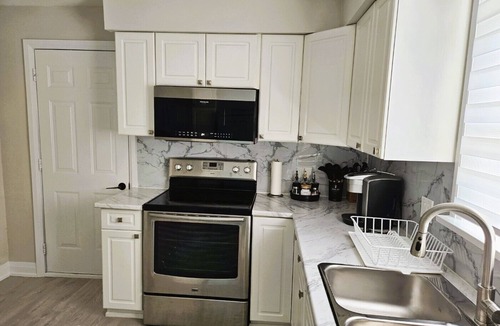 Niagara Falls House | 1F backyard balcony, 2-bedrooms, spacious, 1G WiFi, near WEGO bus