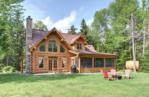 Fiddler Lake Resort Ski Chalet | 1km to lake, log house & hot tub