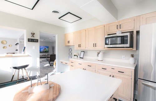 South Bend House | 1mi to ND, King Beds, Easy Parking, Pet Friendly, Huge Fenced Yard for Games