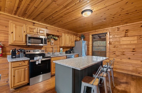 Pigeon Forge Cabin | 1mile->Parkway, GameRm, HotTub, BBQ, Pet, King Bed