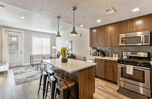 Downtown Salt Lake City Apartment | 1min Delta+Salt Palace |King Bed |Gym