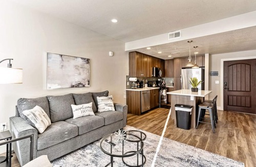 Downtown Salt Lake City Apartment | 1min Delta+Salt Palace |King Bed |Gym