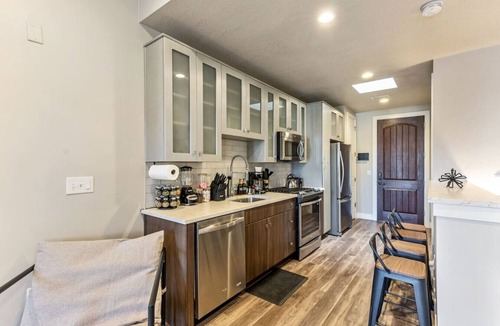 Downtown Salt Lake City Apartment | 1min Delta Salt Palace King Bed Gym