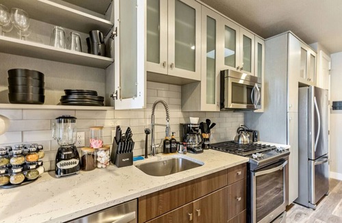Downtown Salt Lake City Apartment | 1min Delta Salt Palace King Bed Gym