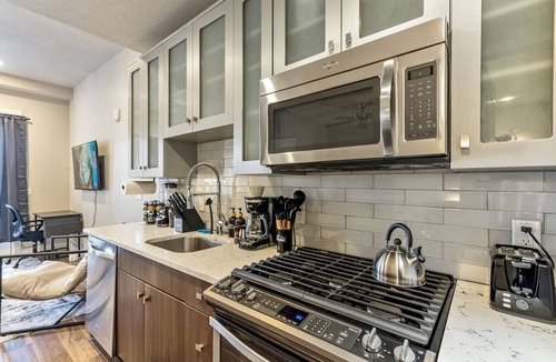 Downtown Salt Lake City Apartment | 1min Delta Salt Palace King Bed Gym