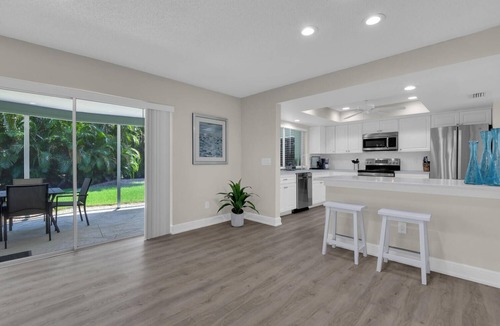 Old Naples House | 1st Ave Beach House - Olde Naples, Steps to White Sand Beach!