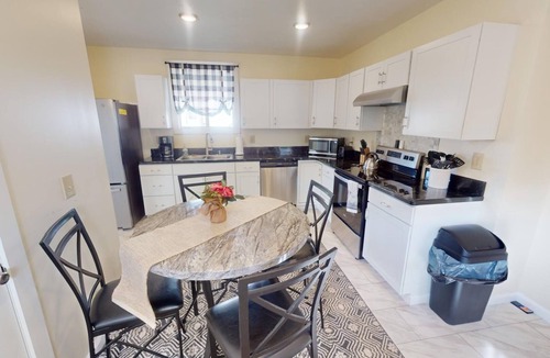 Nelsonville House | 1st Choice Lodging- Maple Leaf Inn