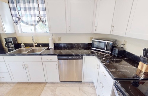 Nelsonville House | 1st Choice Lodging- Maple Leaf Inn