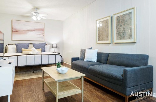 Hyde Park Apartment | 1st Floor Apt Hyde Park Bathtub and Free Parking