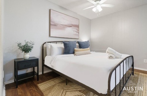 Hyde Park Apartment | 1st Floor Apt Hyde Park Bathtub and Free Parking