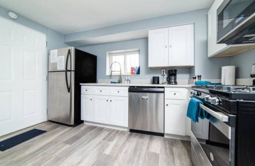 Central Northside Apartment | 1st Floor - Free Parking - Washer & Dryer - AGH