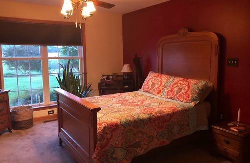 Milford Bed & Breakfast | 1st-floor guestroom with attached bath
