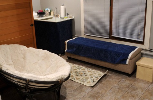 Aldenville Apartment | 1st Floor Suite, Kitchenette (B)