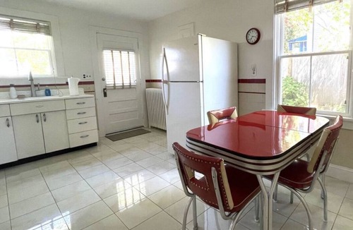 Fifth Ward Apartment | 1st Floor -Sunny 2-bedroom apartment