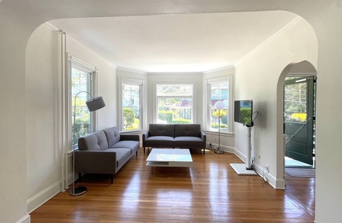 Fifth Ward Apartment | 1st Floor -Sunny 2-bedroom apartment