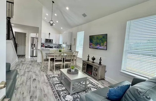 Cross Mountain House | #1Townhome,SECLUDED,3bedrooms,close La Cantera,Rim,SixFlags,Seaworld,Riverwalk.