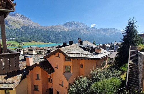 Silvaplana Apartment | 2 1/2-room flat; mountain and lake view, cosy living room