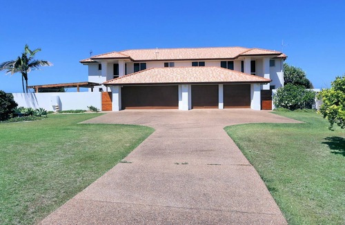 Bundaberg Villa | 2/16 Selmar Place, Innes Park