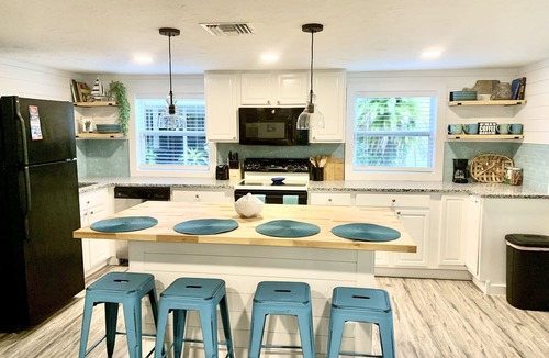 Cortez House | 2/2 blocks from the water, bike ride to the beach THE FLORIDIAN
