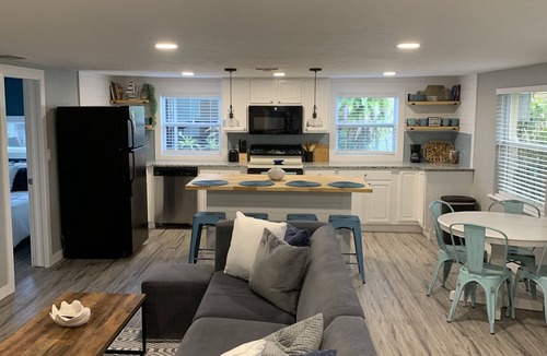 Cortez House | 2/2 blocks from the water, bike ride to the beach THE FLORIDIAN