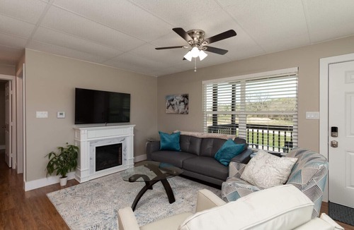 Georgetown Cottage | 2/2 Cottage on San Gabriel River 3 miles to Square