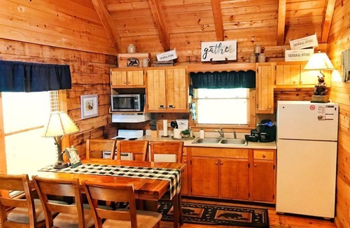 Sevierville Cabin | 2/2 Log Cabin in the Smokies! Close to Dollywood! WIFI, HOT TUB, 2 KING ROOMS